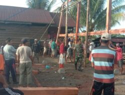 Babinsa Desa Siliti Laksanakan Komsos dan Gotong Royong Mendirikan Rumah Warga