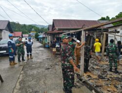 Para Babinsa Kodim 1311/Morowali Kerja Bakti Bersama Masyarakat Bedah Rumah di Desa Padabaho