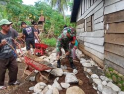 Babinsa Kodim 1311/Morowali Serka Ramli Gotong Royong Bersama Masyarakat di Desa Sumara Jaya 