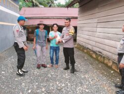 Polres Morowali Serahkan Bansos ke Sejumlah Kepala Keluarga Terdampak Banjir di Wita Ponda