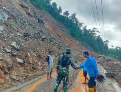 Koptu Eko Sejati Babinsa Kodim 1311/Morowali Bantu atasi Pembersihan Tanah Longsor di Desa Molino