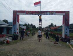 Gotong- Royong Babinsa Kodim 1311/Morowali Bersama Warga Bangun Gapura Kampung Pancasila di Desa Malino Jaya