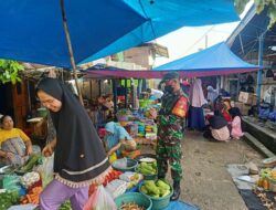 Babinsa Kodim 1311/Morowali Pantau Harga Sembako di Pasar Tradisional Desa Kaleroang