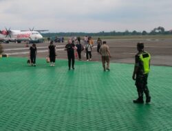 Sertu Alimuddin Babinsa Wilayah Bandara Kodim 1311/Morowali Amankan Kedatangan Penumpang Pesawat di Desa Umbele