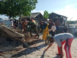 Danramil 1311-07/Menui Kepulauan Lettu Inf Rusdin Pombala, Pimpin Karya Bakti di Pantai Desa Padei Darat