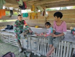 Bentuk Kepedulian Babinsa Koramil 1311-08/Soyo Jaya Datangi Rumah Warga di Desa Toddopoli Uebangke 