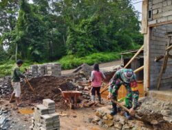 Bantu Buat Rumah Warga Babinsa Koramil 1311-04/Lembo Gotong Royong di Desa Korowalelo 