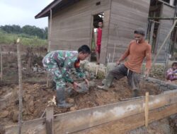 Babinsa 1311-08/Soyo Jaya Serda Nonong Bantu Pembangunan Fondasi Rumah Warga di Desa Bau 