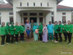 Babinsa Koramil 1311-04/Lembo Serda Ibrahim Mendampingi Kegiatan Ibu-ibu Persit Melaksanakan Bakti Sosial Jumat Berkah