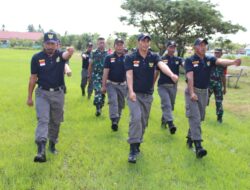 Babinsa Koramil 1311-01/BT, Sertu Suparman Adakan Pelatihan PBB Linmas Desa Puntari Makmur