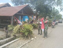 Sebagai Bentuk Kepedulian, Babinsa Koramil 1311-01/Bungku Tengah Serahkan Bendera Merah Putih kepada Masyarakat Morowali