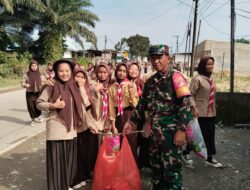 Dalam Rangka Peringatan Hari Proklamasi Kemerdekaan dan Hari Pramuka, Babinsa Koramil 1311-01/Bungku Tengah Bakti Sosial Bersama Siswa-Siswi Pramuka