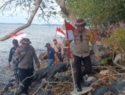 Polisi Kibarkan Bendara Merah Putih di Pulau Terluar Wilayah Kabupaten Bintan.