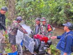 Babinsa Kodim 1311/Morowali Bantu Warga Pemasangan Pompa Air di Desa Gontara 