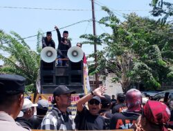 Tak Terbendung, Ratusan Massa AMI Merangsek Masuk ke Rutan Medaeng