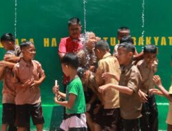 Pasca Diresmikannya Titik Air oleh KASAD, Anak-anak Desa Buleleng Riang Gembira Rebutan Mandi