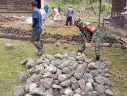 Babinsa Koramil 1311-08/Soyo Jaya Bantu Warga Bangun Fondasi Rumah di Desa Malino