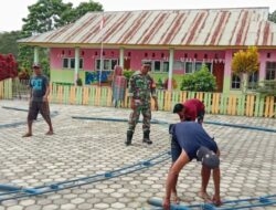 Babinsa Koramil 1311-08/Soyo Jaya Bergotong Royong Bangun Tenda Safari Natal di Desa Malino