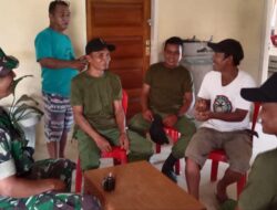 Tingkatkan Kebersamaan, Sertu Noking Gelar Komsos dengan Aparat Desa