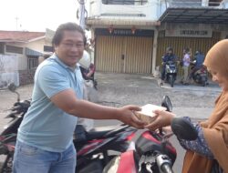 Bos pemilik warkop Laba-laba Bakti Sosial membagi takjil bagi para Pengendara dibulan suci Ramadhan.