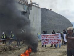 Aliansi Mahasiswa Kecamatan Bungku Timur, Kembali Lakukan Unjuk Rasa di Depan Kantor Kecamatan dan Jalan Houling PT. Vale