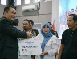 Pemkab Karawang Serahkan Bantuan Beasiswa Untuk Masyarakat