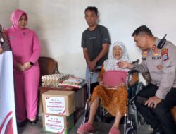 Kapolres Morowali Serahkan Kursi Roda untuk Nenek Lansia di Lamberea