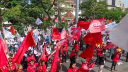 Buruh yang tergabung dalam Aliansi ABJAT Jateng Unjuk Rasa di kantor DPRD Provinsi Jawa Tengah