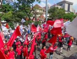 Buruh yang tergabung dalam Aliansi ABJAT Jateng Unjuk Rasa di kantor DPRD Provinsi Jawa Tengah