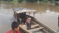 Dari Sungai, Kisah Taufik Menjaga Kearifan Besar Tradisi Lubuk Mumpo di Tengah Arus Perubahan