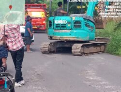 Warga Desa Betung Gelar Aksi Damai Tolak Truk Tronton Bermuatan Berat Melintasi Jalan Kabupaten
