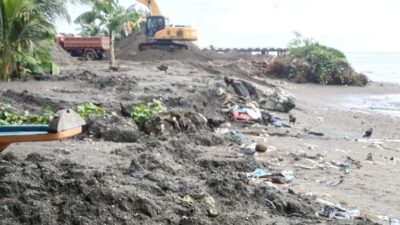 300 Ribu Per Ret! Dugaan Jual Pasir di Sekitar Proyek Penahan Ombak Parilangke Terbongkar